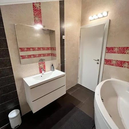 Sky - Beautiful Rooftop With Shared Pool Split